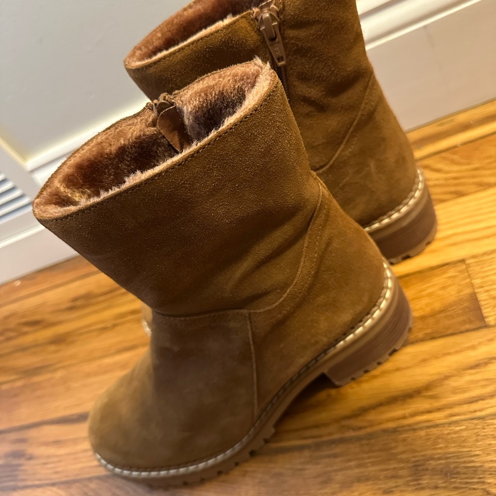Tan dress boots with soft fur inside. Only worn once. But loved the comfort!